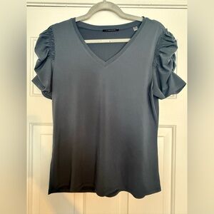 Cute Tahari blue Vneck top medium